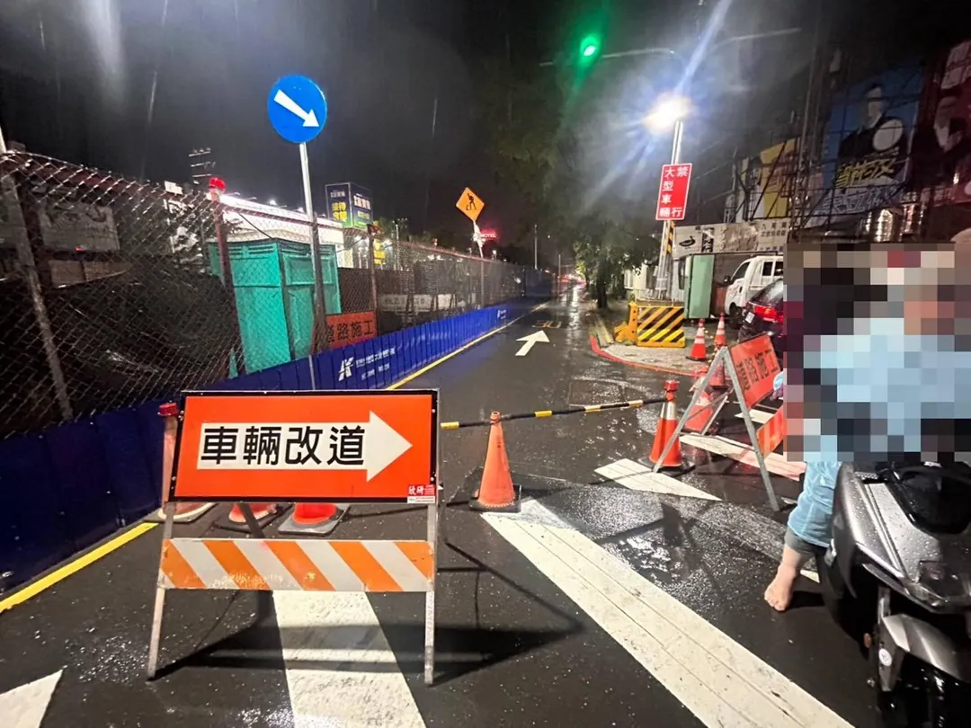 岡山區中山北路機車道昨晚驚見深約1公尺的天坑，警方第一時間拉起封鎖線。（圖／警方提供）