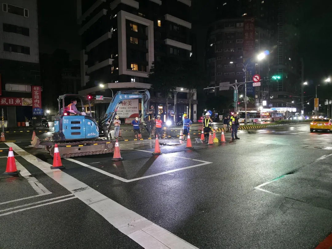三重成功路半月內二度爆管,部分車道實施管制,預計下午5時通車。(圖/新北市工務局提供)
