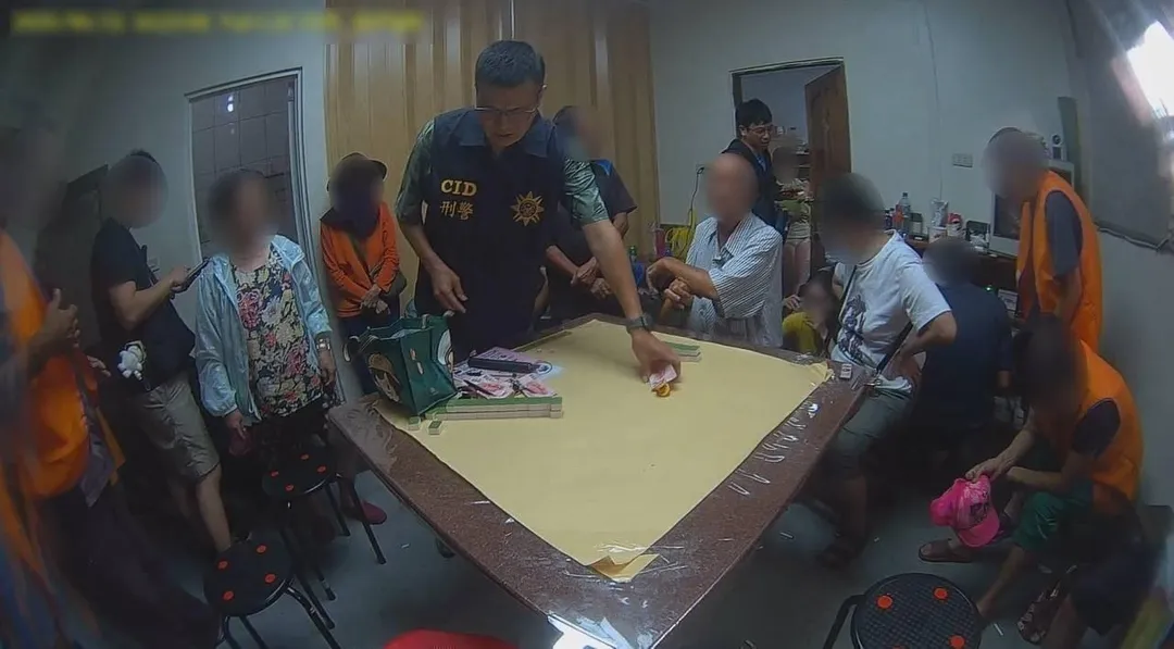 警方當場查獲並查扣筒子麻將、骰子等賭具。(圖/警方提供)