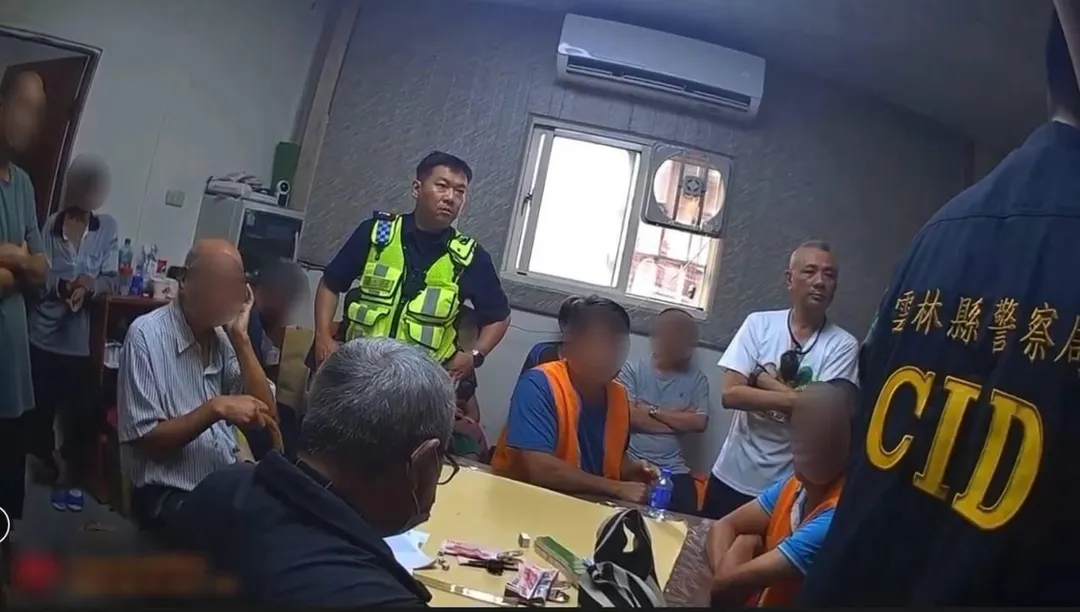 雲林縣警察局虎尾分局日前成功偵破轄內職業賭場案,查獲賭資及抽頭金共計新台幣25萬600元。(圖/警方提供)