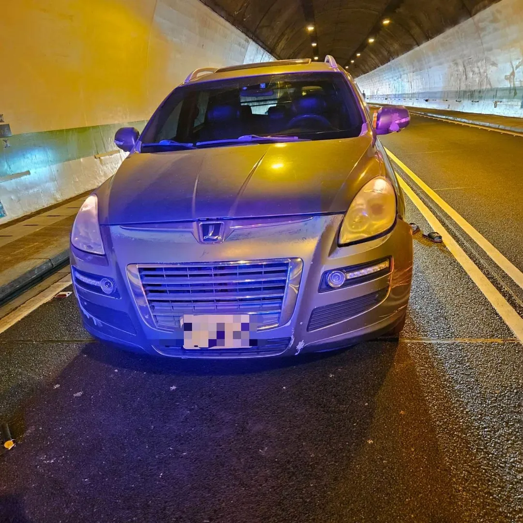 遭竊的自小客車已由警方完成拖吊作業，後續將依程序發還車主。（圖／中天新聞）