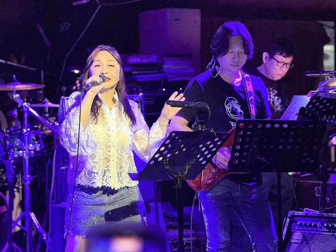 鄭怡在演出前得知黃大煒離世噩耗震驚不已。(圖/藍色狂想 提供)
