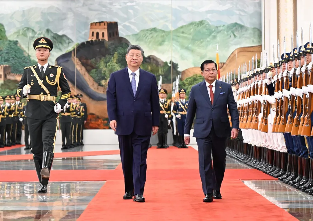 習近平在人民大會堂北大廳為敏昂萊舉行歡迎儀式。（圖／新華社）