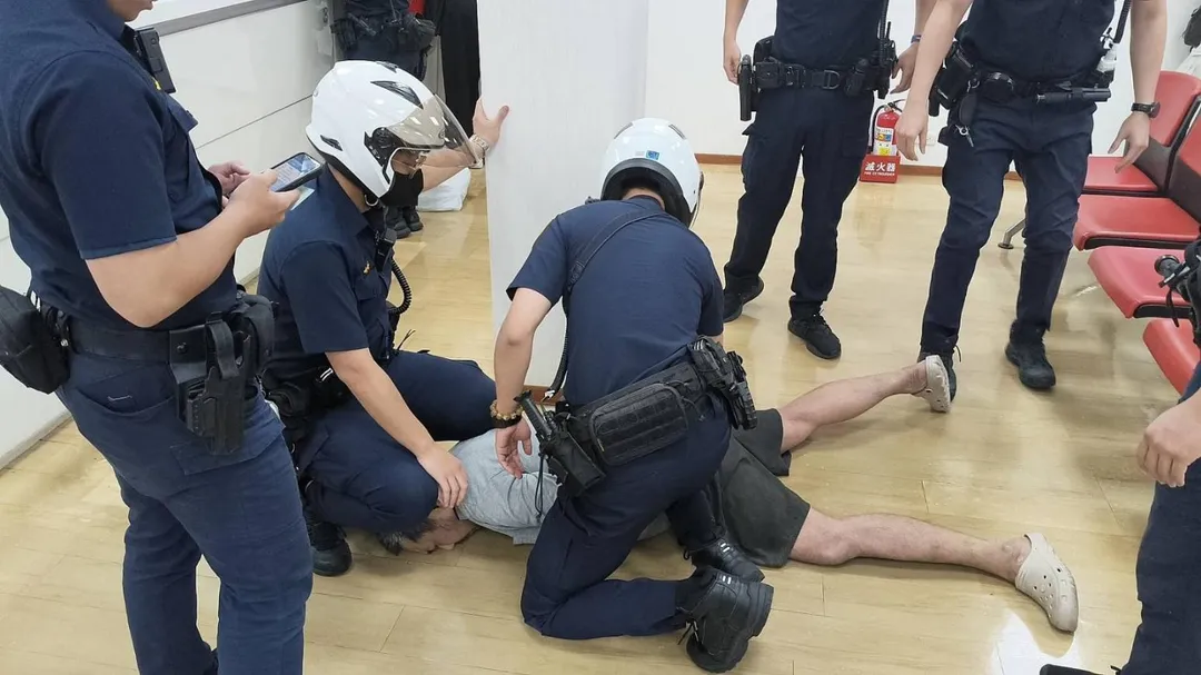 警方制伏嫌犯。（圖／警方提供）