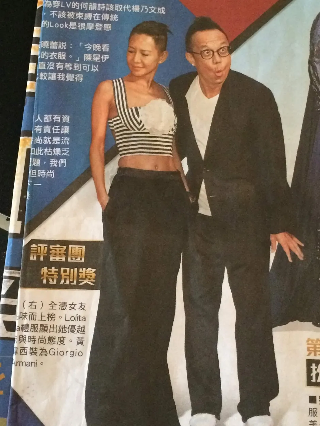 Vicky在社群貼文中,附上與黃大煒出現在報紙上的合照,並以英文撰寫長文表達哀痛。(圖/翻攝Vicky臉書)