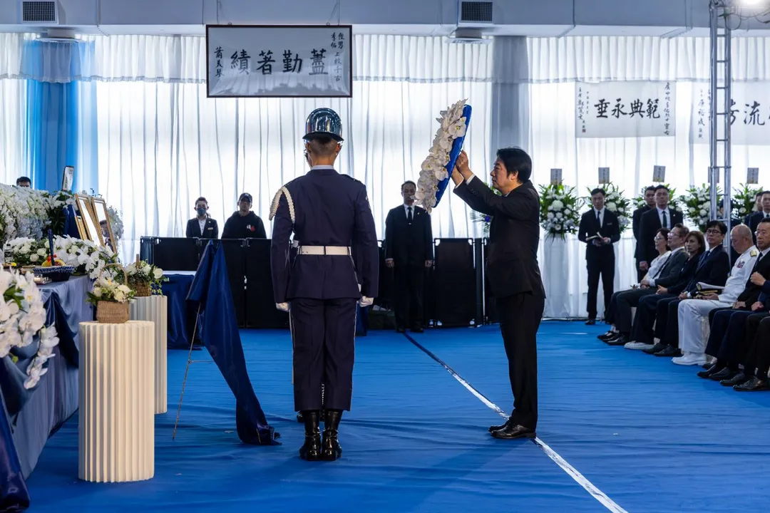 賴清德在司儀引領下於靈前獻花,並行三鞠躬禮致祭。(圖/總統府提供)