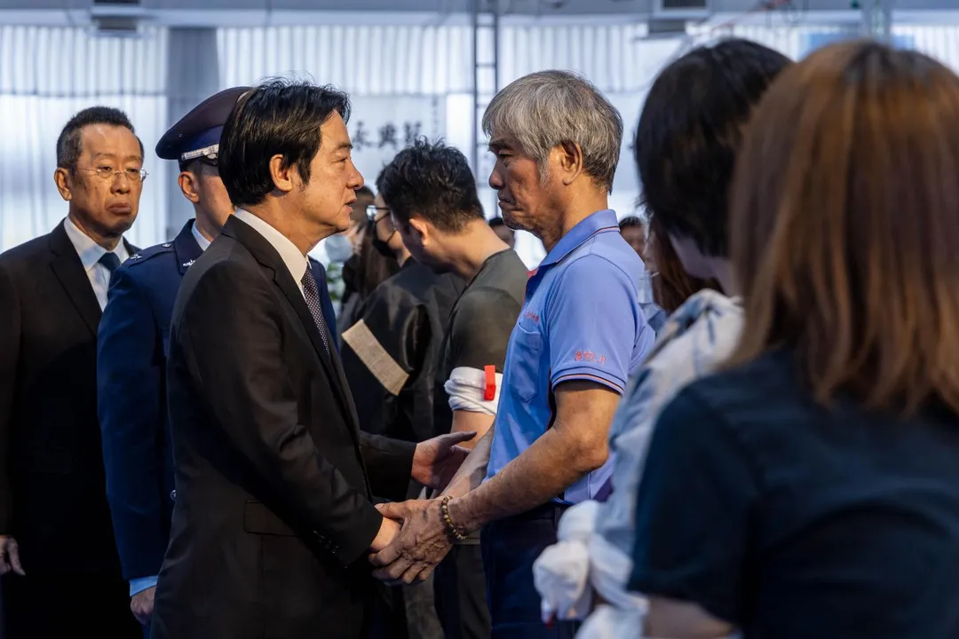 賴清德向家屬慰問致意。(圖/總統府提供)