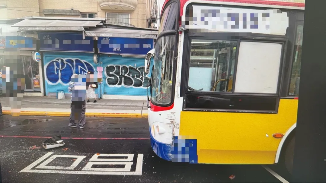 2公車進站時發生擦撞造成3乘客受傷。(圖/翻攝畫面)