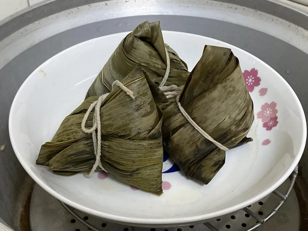 傳統肉粽多以糯米搭配五花肉、鹹蛋黃、花生等餡料，整體熱量、油脂及鈉含量通常偏高。（圖／彰化秀傳醫院）