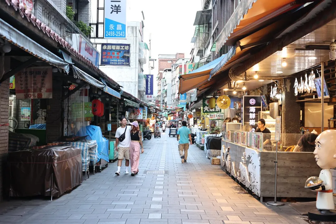 金山老街匯聚在地美食與人文風情，吸引遊客駐足探索。（圖／新北市政府）