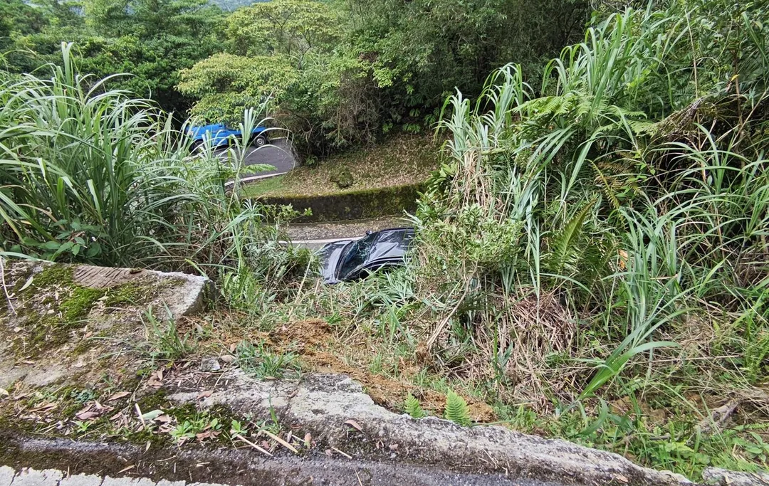 坪林一輛休旅車翻落邊坡。（圖／翻攝畫面）