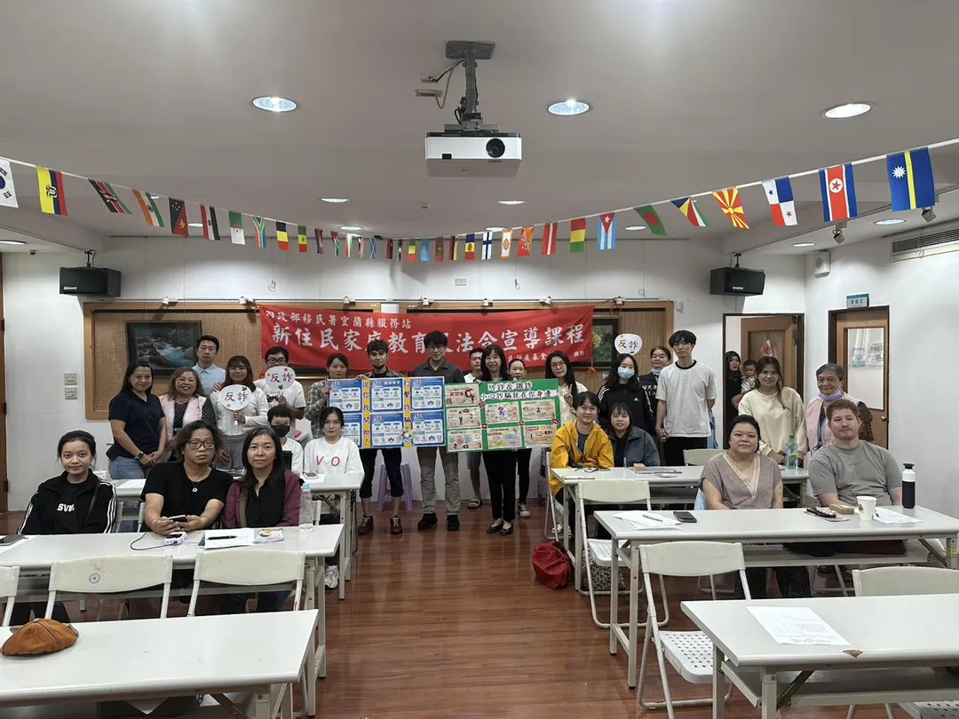 家庭教育及法令宣導課程講師與全體學員大合照。（圖／移民署提供）