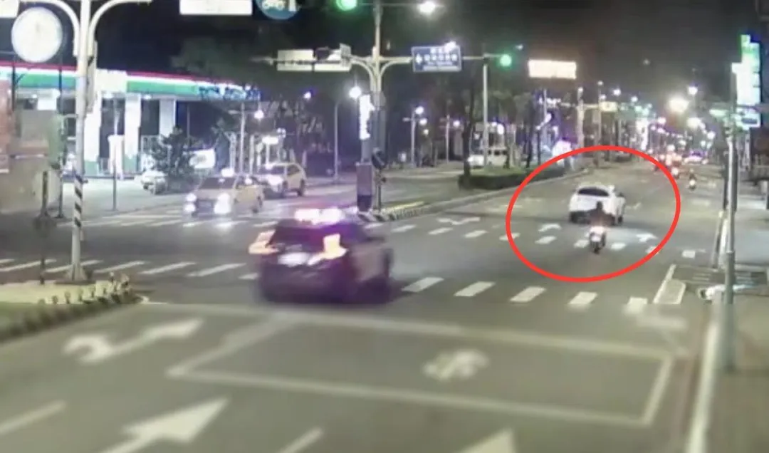 白色休旅車拒檢狂飆。(圖/翻攝畫面)