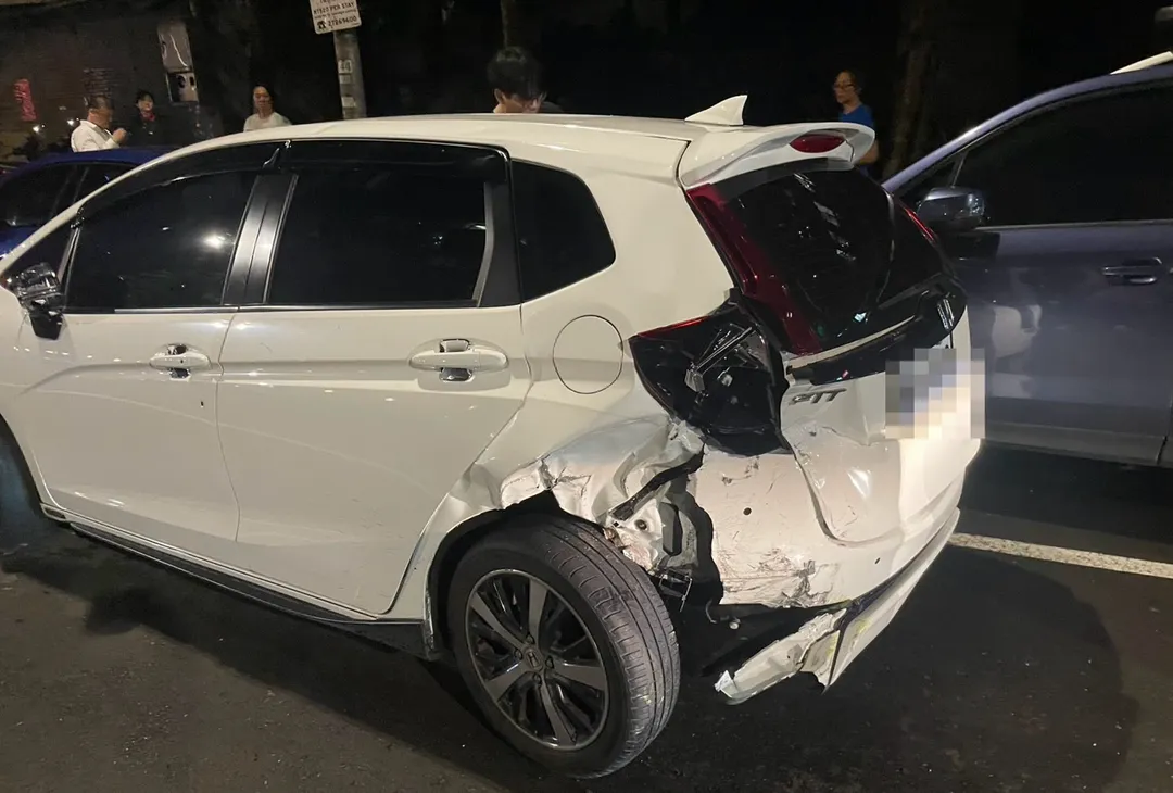 路邊車輛無辜遭殃。（圖／翻攝畫面）
