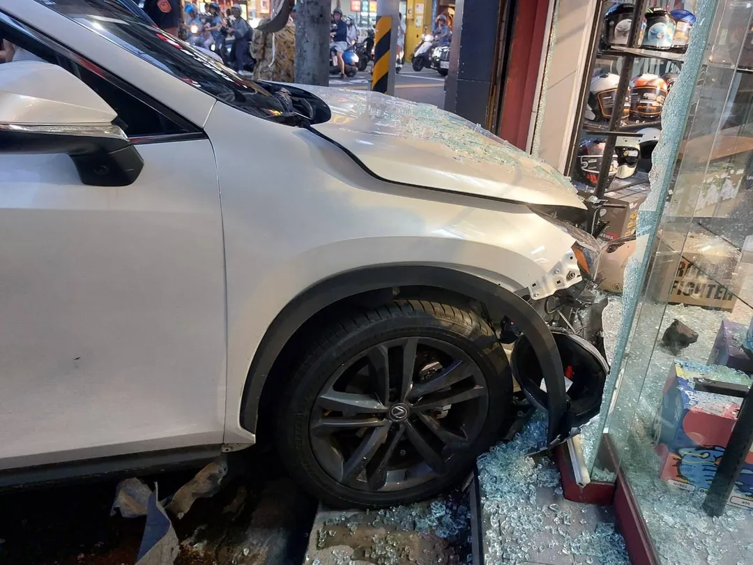 林姓育兒女網紅衝撞某安全帽店，造成店家玻璃門破碎。（圖／警方提供）