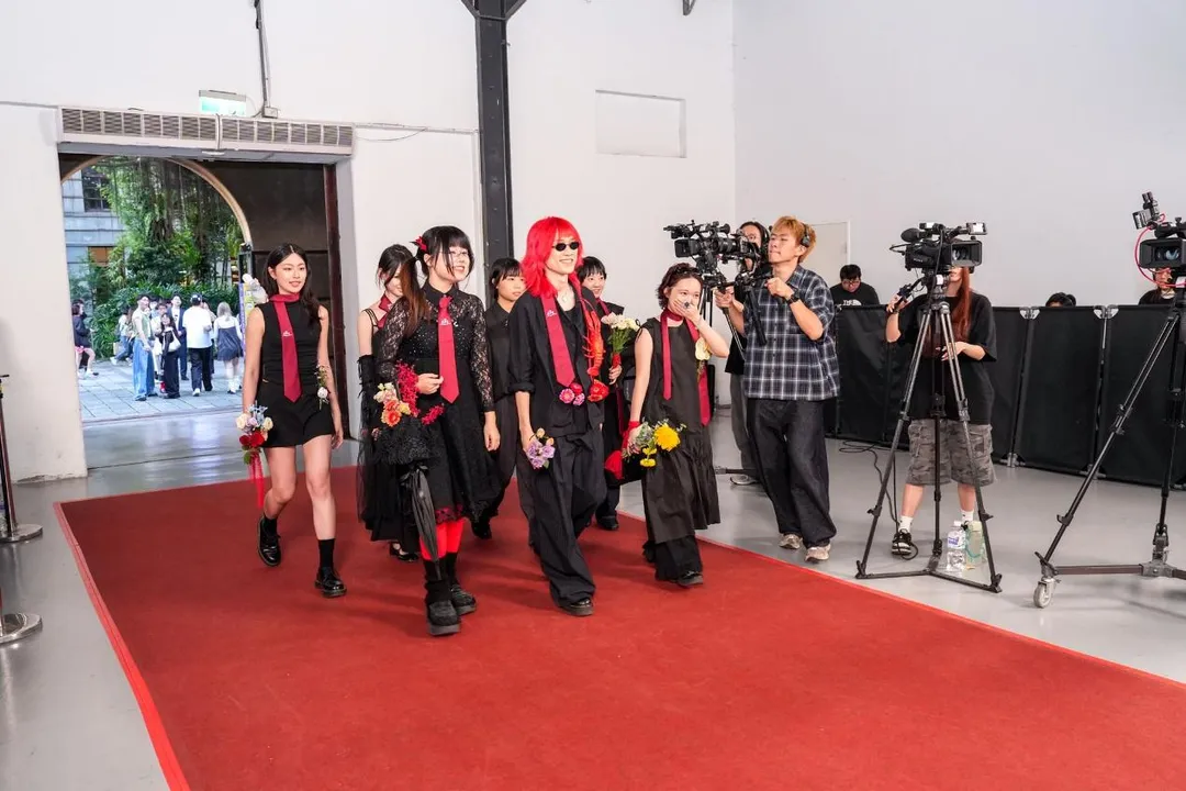 世新大學廣電系畢業展演紅毯星光大道,吸引近250名觀眾到場,展現學生作品與影像實作能量。(圖/世新大學提供)