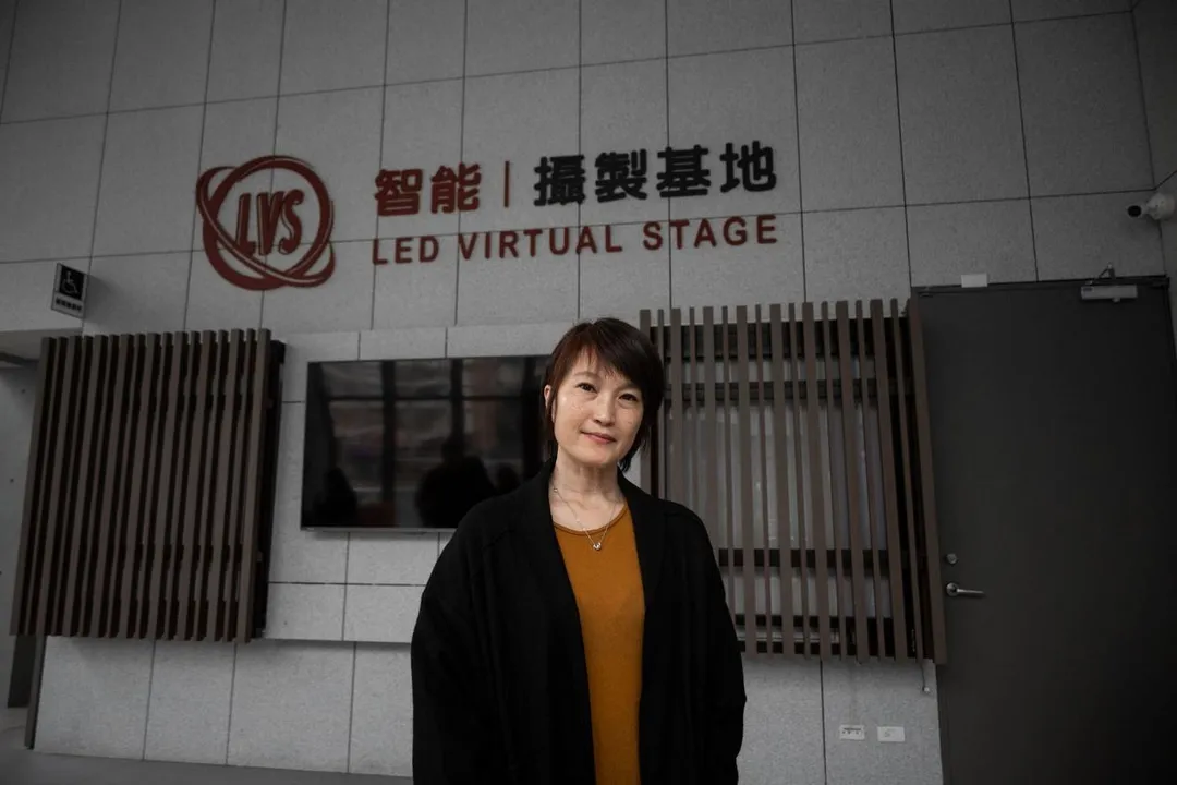 知名導演、世新大學廣電系助理教授陳怡妤帶領學生投入直式短劇製作,讓課堂學習貼近真實片場分工。(圖/世新大學提供)