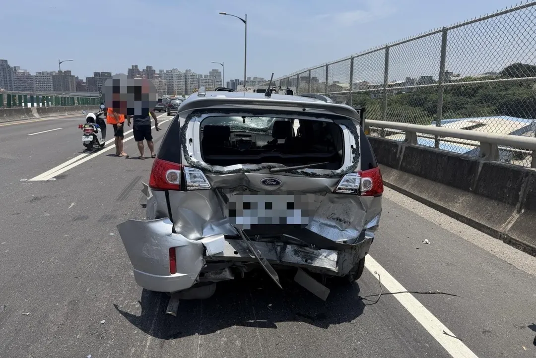 事故車輛毀損嚴重。(圖/翻攝畫面)
