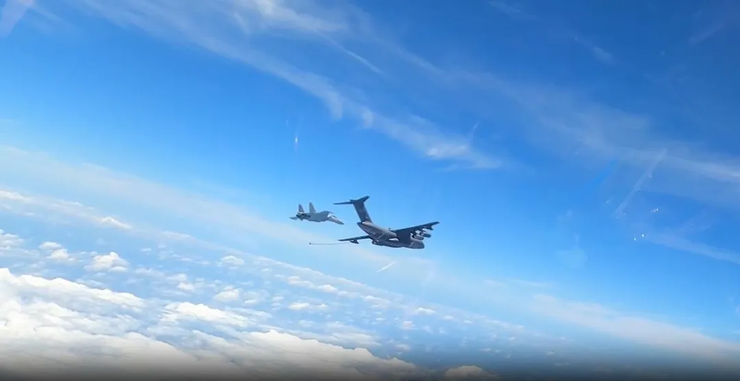 遼寧號艦上的殲15T戰機準備與運油20進行空中加油。(圖/截自中國軍網影片)