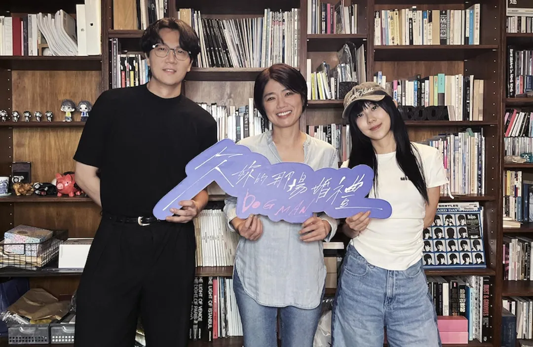 導演嚴藝文登上小玉與白安主持的Podcast節目，揭開與宇宙人合作的幕後秘辛。（圖／相信音樂 提供）