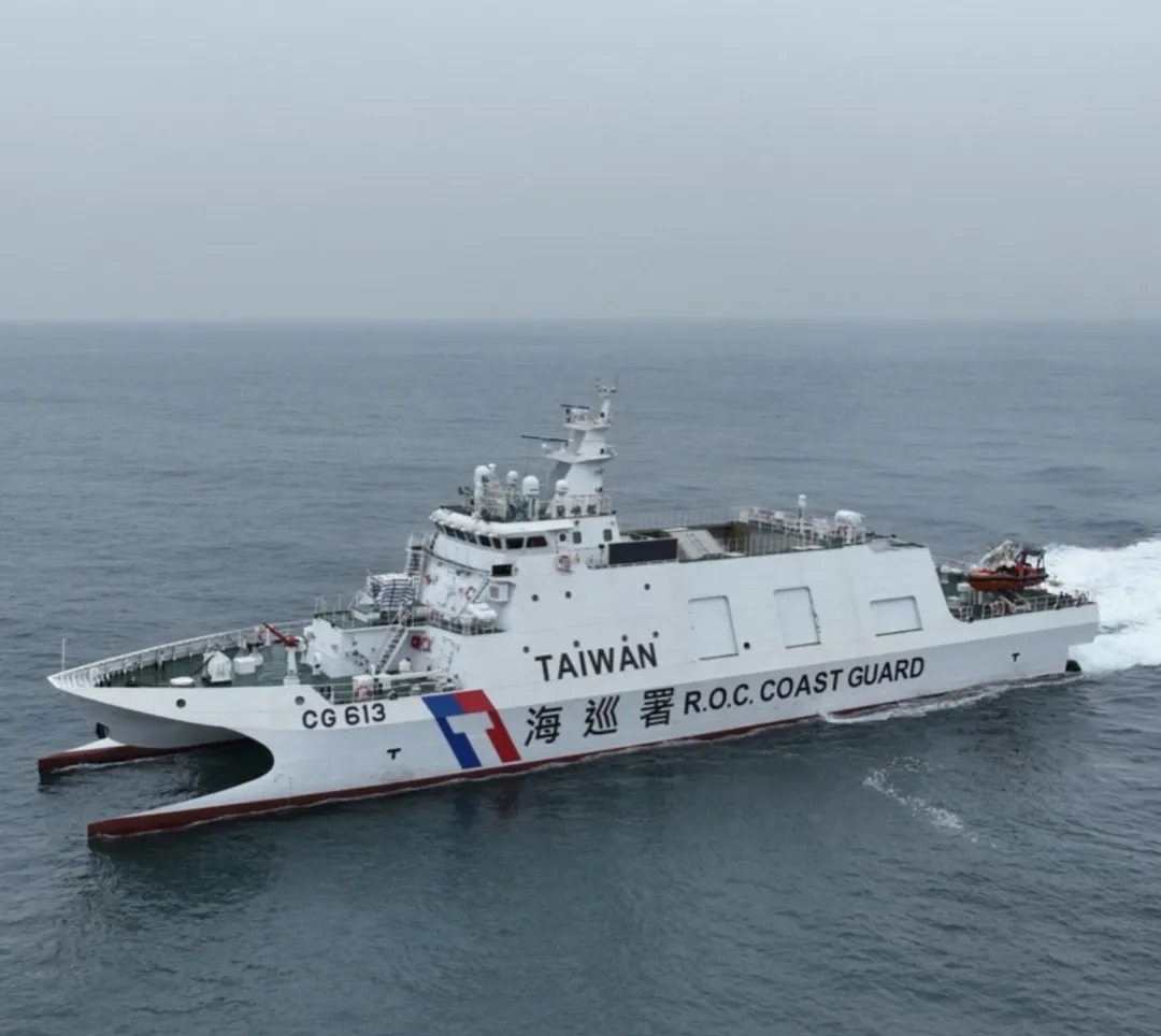 海巡「蘭嶼艦」在監控過程中，持續對陸「向陽紅22」實施廣播，要求離開。（圖／海巡署提供）
