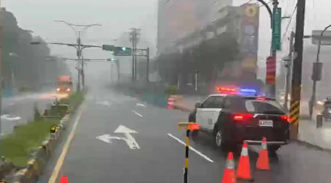 內湖路三段與金龍路交叉口出現「黃河」。(圖／threads網友lover_fiend授權提供，下同）