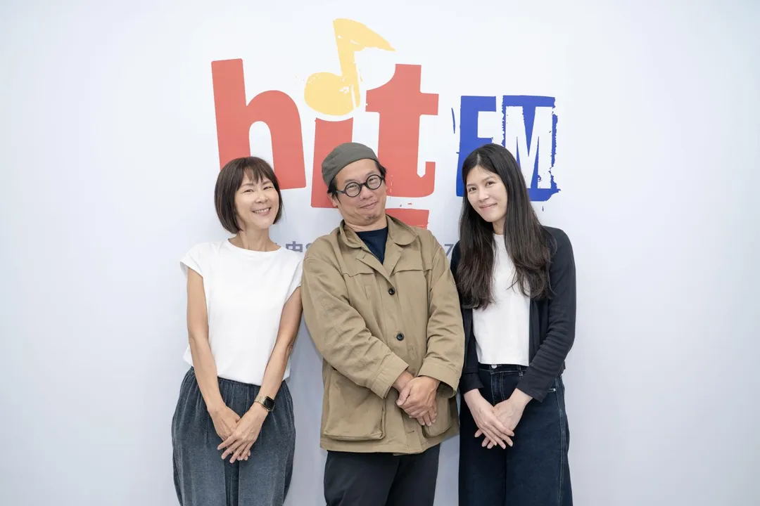 柯智豪（中）透露，陳建年收到邀約後搶先在社群平台透露將演唱經典歌曲〈藍藍的唸珠〉。（圖／Hit Fm聯播網 提供）
