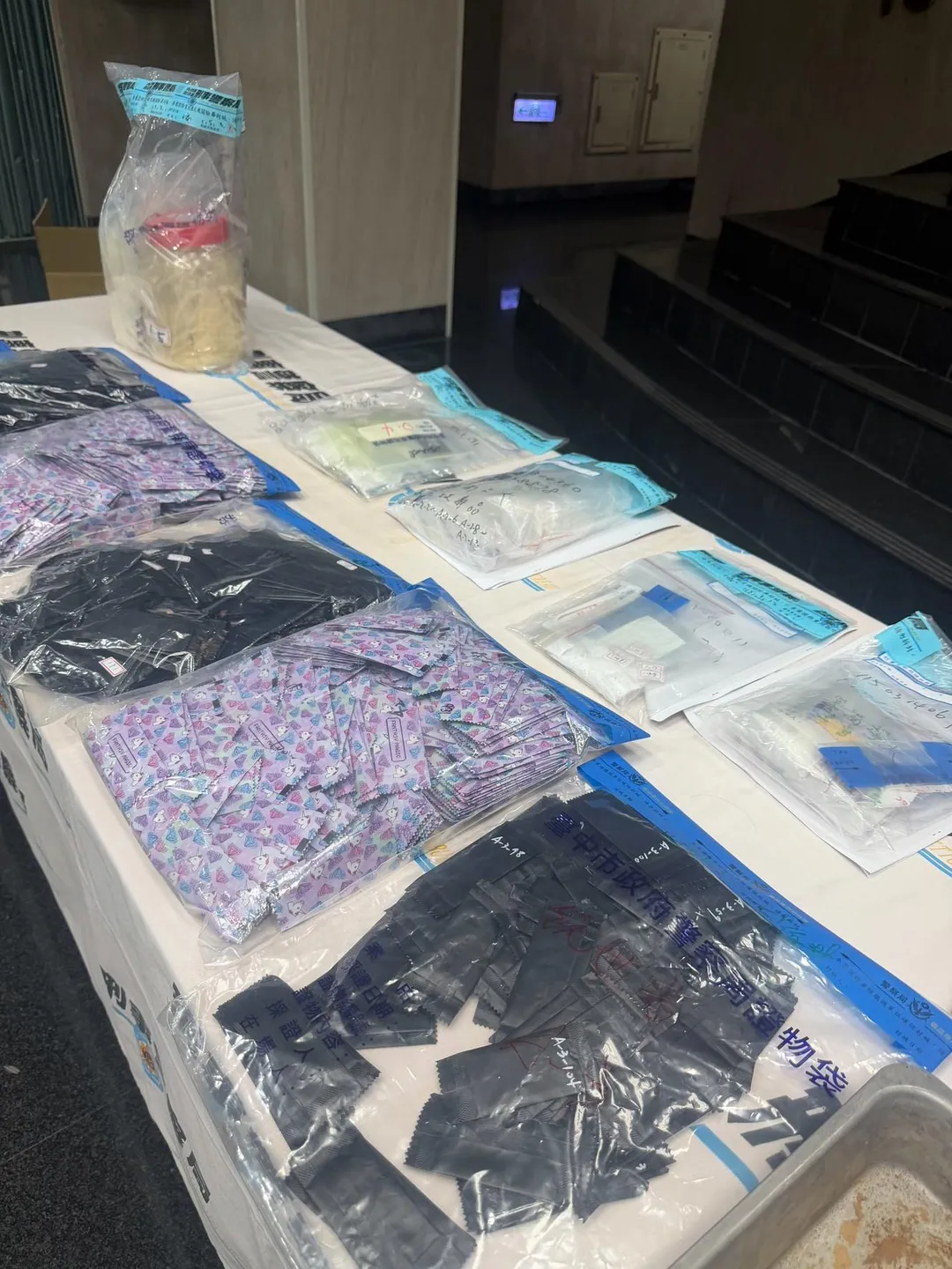 警方查扣第三級毒品咖啡包2256包、第三級毒品4-甲基甲基卡西酮成品2公斤、愷他命34包（毛重406公克）、安非他命10包（毛重336公克）及毒品咖啡包分裝工具。（圖／警方提供）
