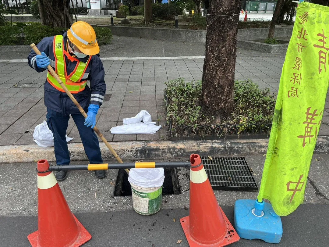因應米克拉颱風環保局加強溝渠清疏。（圖／北市環保局提供）