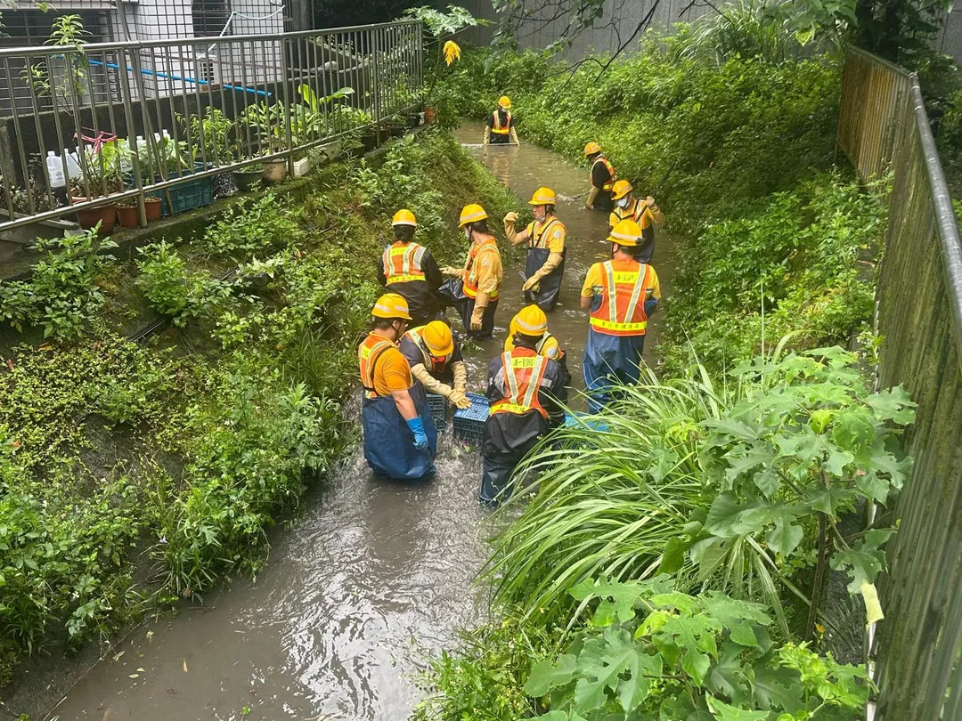 環保局針對全市易積淹水路段及重要排水幹線溝渠，加強巡清全力做好整備。（圖／北市環保局提供）
