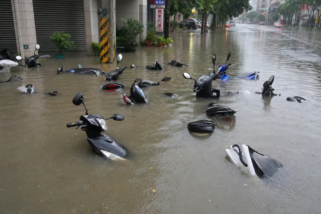 機車泡水別急著發動。(示意圖/AI生成)