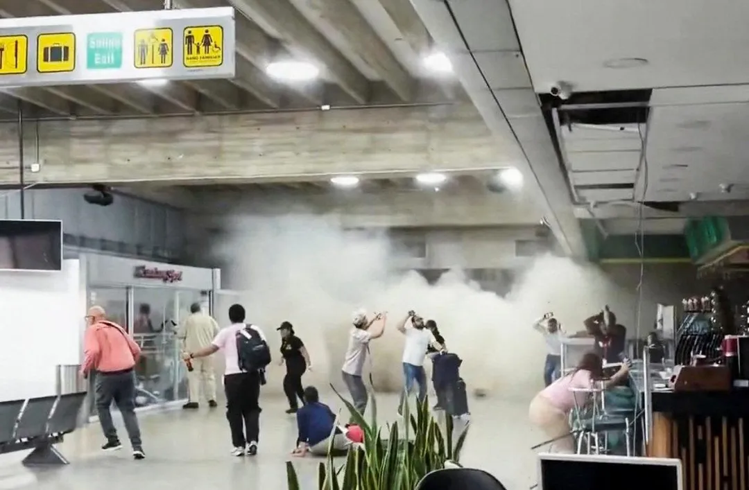 委內瑞拉西蒙玻利瓦機場天花板掉落瞬間。（圖／路透社）
