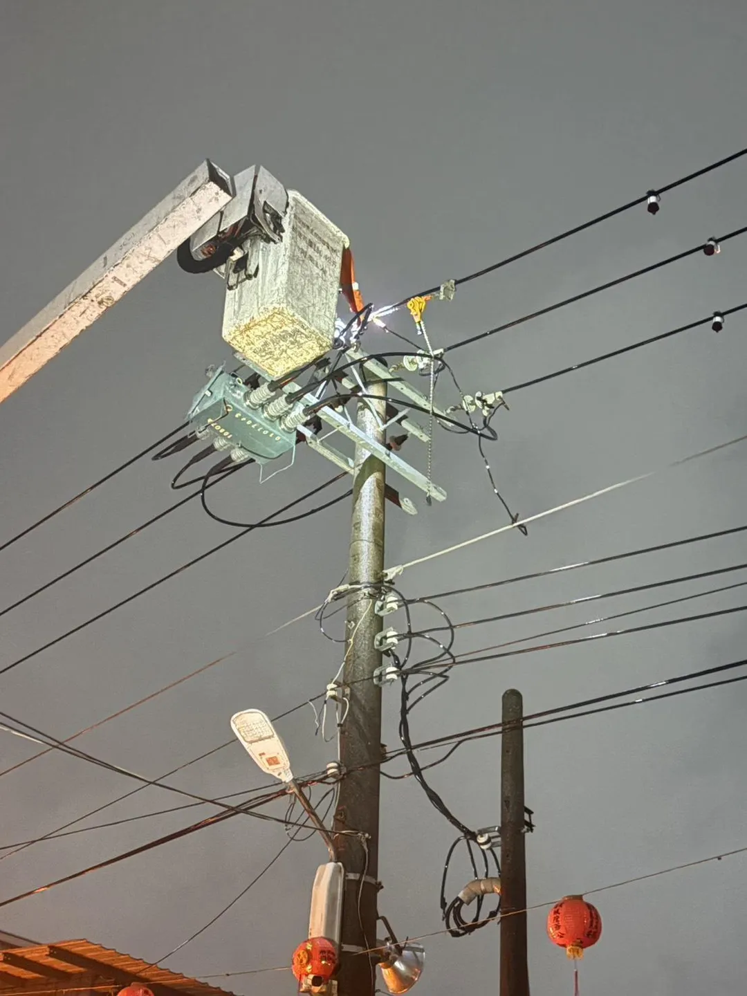 台電人員正在針對仁武區的大規模停電進行搶修。(圖/台電提供)