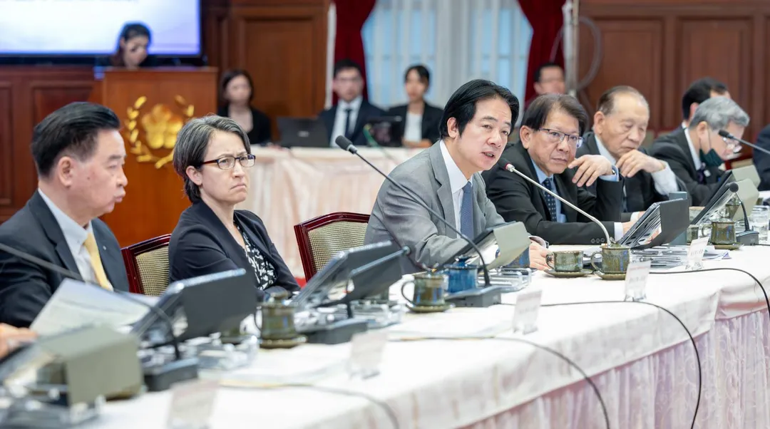賴清德總統25日下午親自主持全社會防衛韌性委員會會議，並聽取海上脅迫兵推成果報告。（圖／總統府提供）