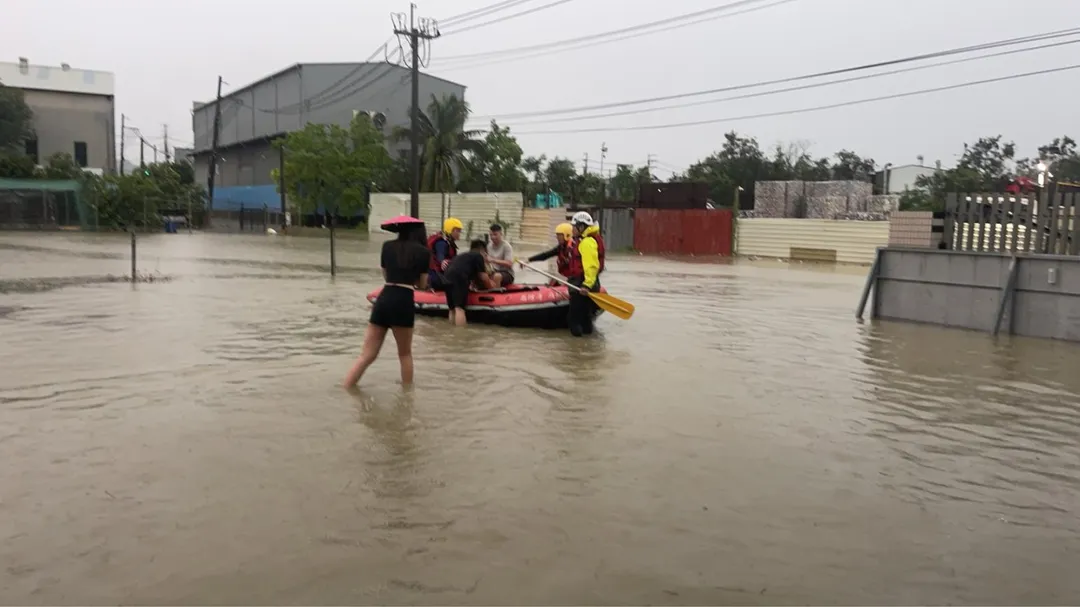 消防員協助因淹水受困的民眾。（圖／消防局提供）