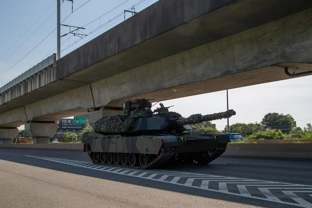 第584旅M1A2T戰車在桃園的高鐵沿線疾駛，砲塔上除了車長的M153型遙控武器站之外，裝填手也利用M240機槍對外警戒。(圖/第6軍團提供)