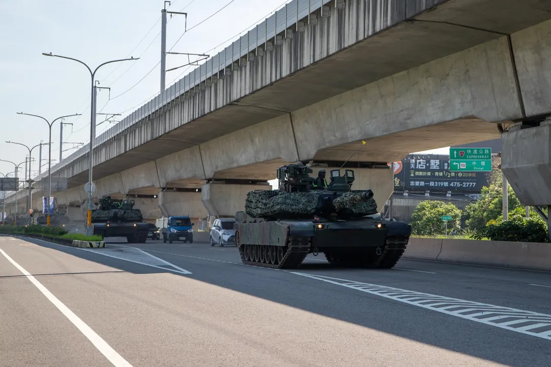 在桃園地區機動中的第584旅M1A2T戰車車隊。(圖/第6軍團提供)
