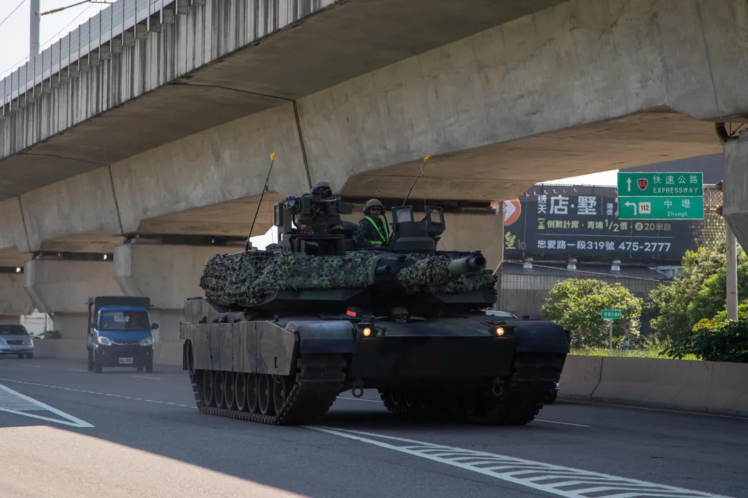 道路機動中的第584旅第3營M1A2T戰車，砲塔、砲管均覆蓋迷彩偽裝網。該營也是陸軍2025年第一個成軍的M1A2T單位。(圖/第6軍團提供)