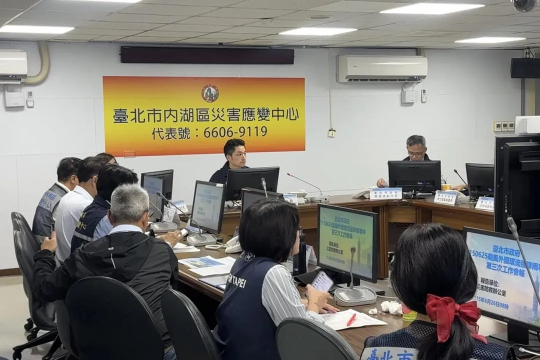 蔣萬安26日一早趕往內湖災害應變中心主持工作會報。（圖／台北市政府提供）