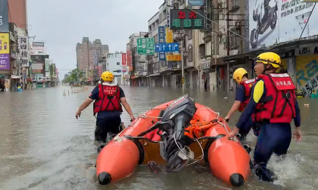 台南市東區裕孝三街往裕義路，民眾摔倒受傷出動橡皮艇救人。（圖／中天新聞）