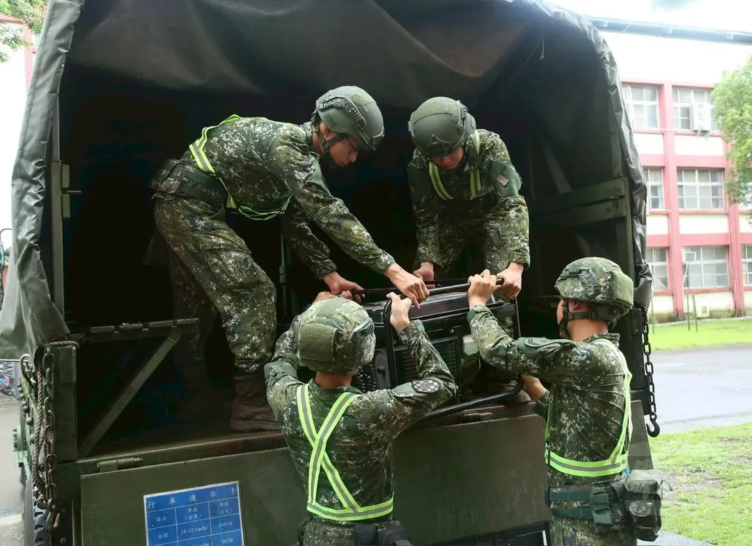 國軍由立即備戰操演迅速轉換災防整備,圖為第333旅官兵整備抽水機等救災裝備。(圖/第8軍團提供)