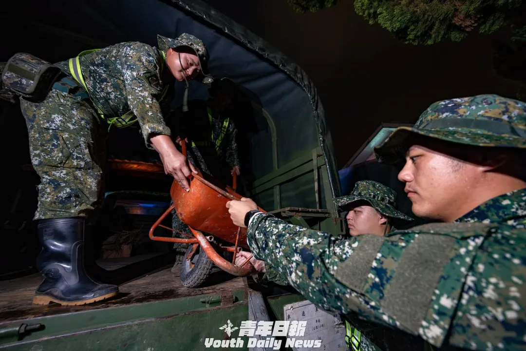 特戰官兵整備災防器材。(圖/截自青年日報臉書)