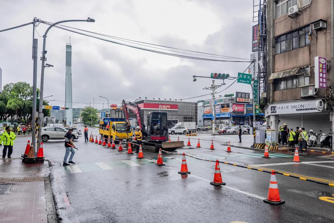 桃園經國路、莊敬路口災損復原情形。(圖/桃園市府提供)