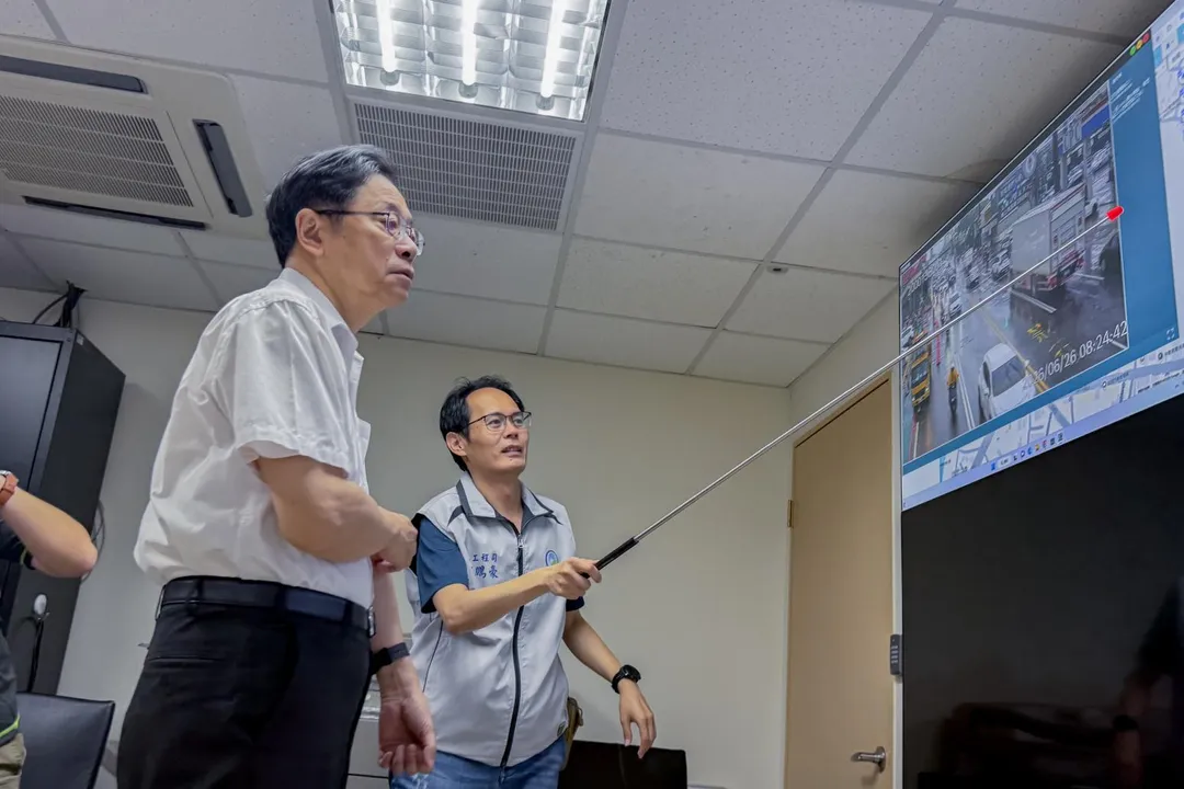 張善政前往水情中心視察。(圖/桃園市府提供)