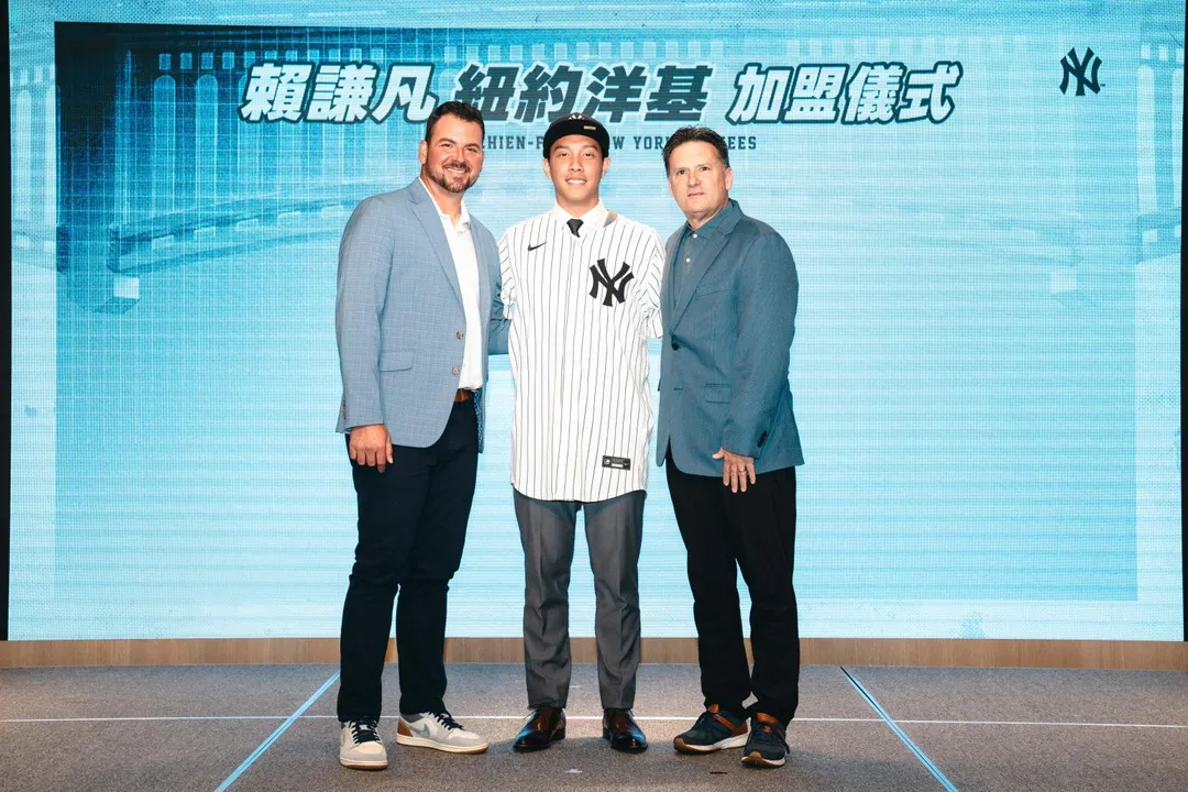 (左起)紐約洋基國際球探部門總監賈薩(Mario Garza)、賴謙凡、紐約洋基全球球員招募統籌史萊特(Matt Slater)合影留念。