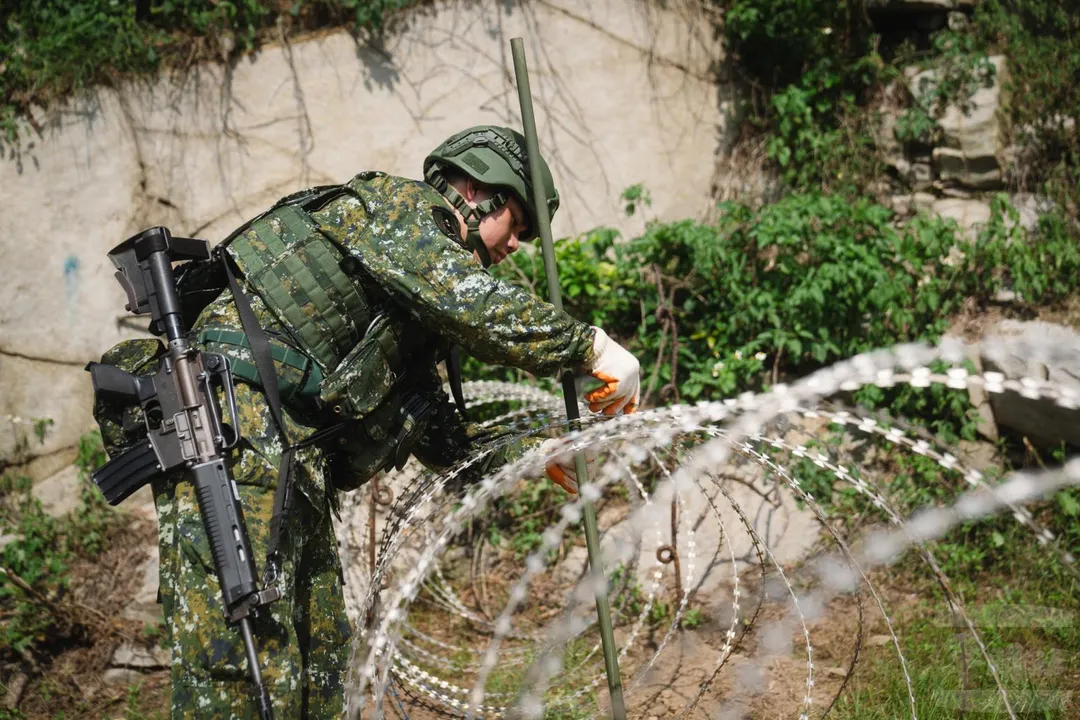 駐防北竿的北高守備大隊官兵架設蛇腹型鐵絲網。(圖/軍聞社)