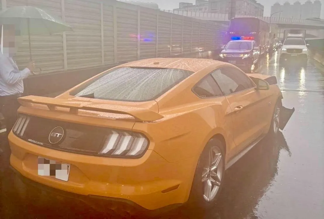 野馬自撞護欄一度影響上班車流。(圖/翻攝畫面)