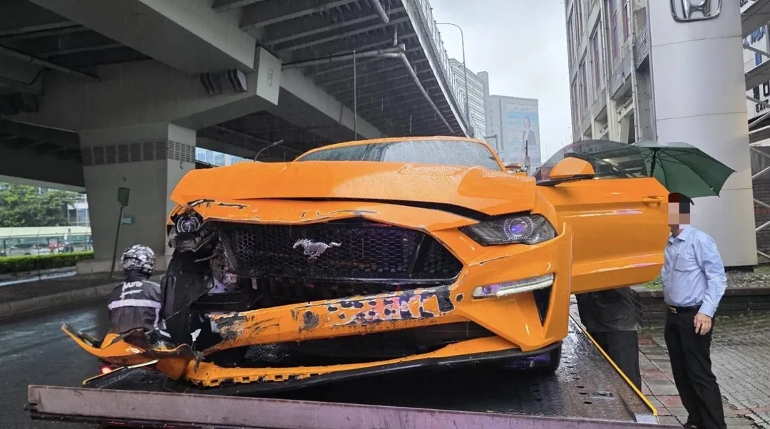 野馬跑車車頭毀損嚴重。(圖/翻攝畫面)