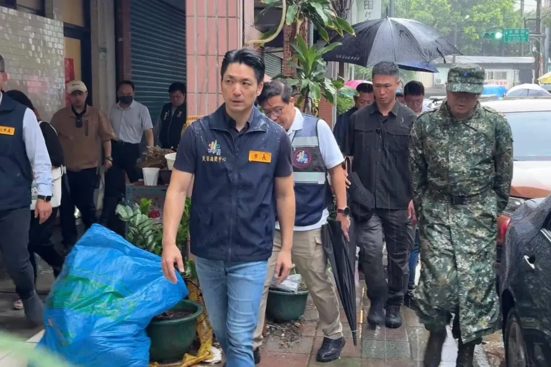 蔣萬安赴內湖勘查災後復原情況。（圖／翻攝蔣萬安臉書）