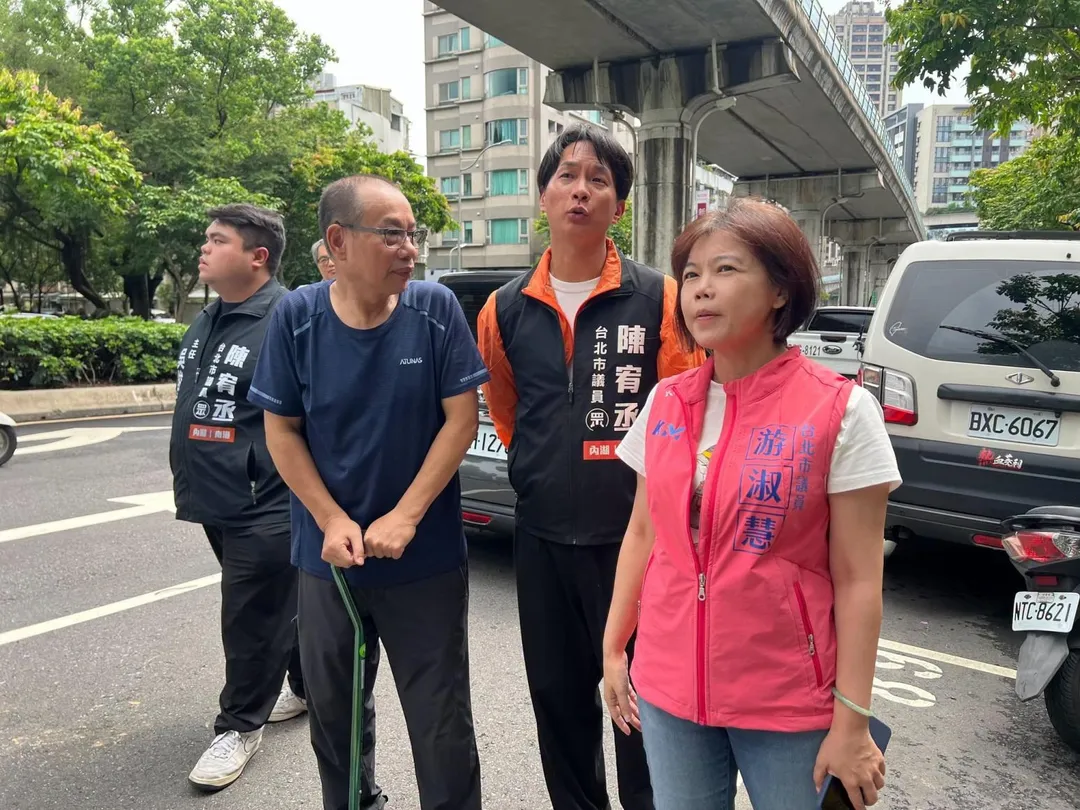 游淑慧(圖右)25日到內湖成功路四段會勘。(圖/截自游淑慧臉書)